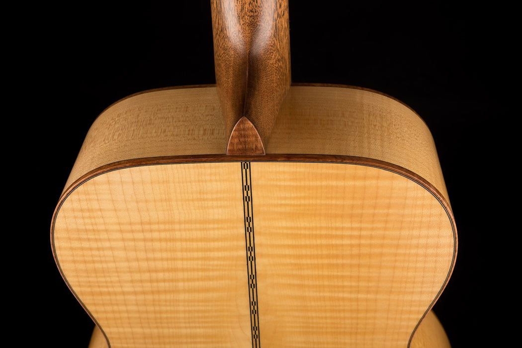 Martin Custom Shop 00-28 Deep Body Pacific Big Leaf Flamed Maple With Sitka Spruce With Case