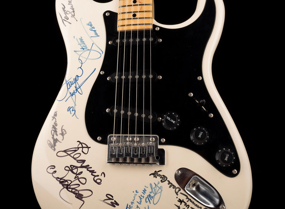 Pre Owned Peavey Predator SSS White Signed by Country Artists